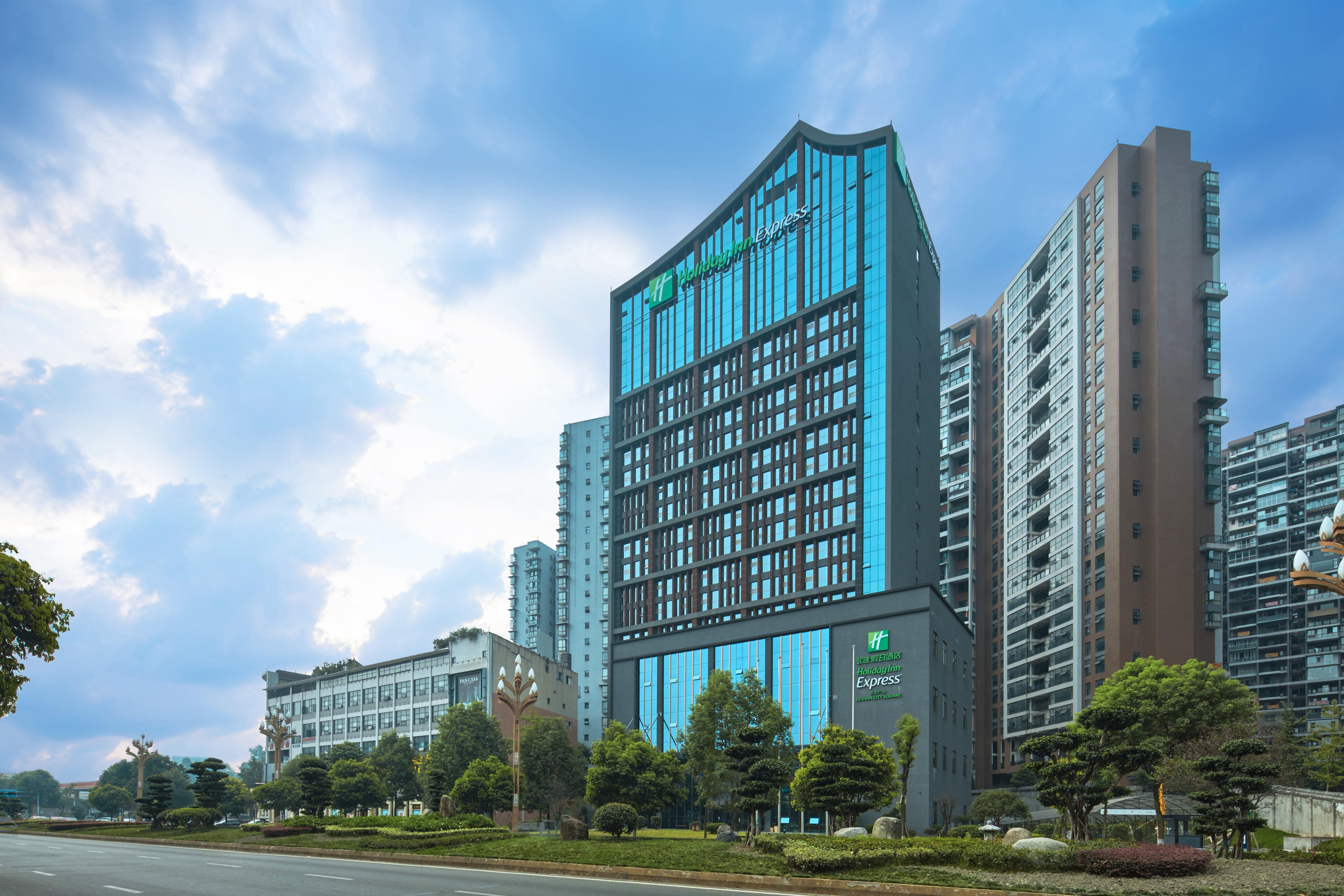 Holiday Inn Express Leshan City Square By Ihg High Speed Rail And Leshan Giant Buddha Екстериор снимка