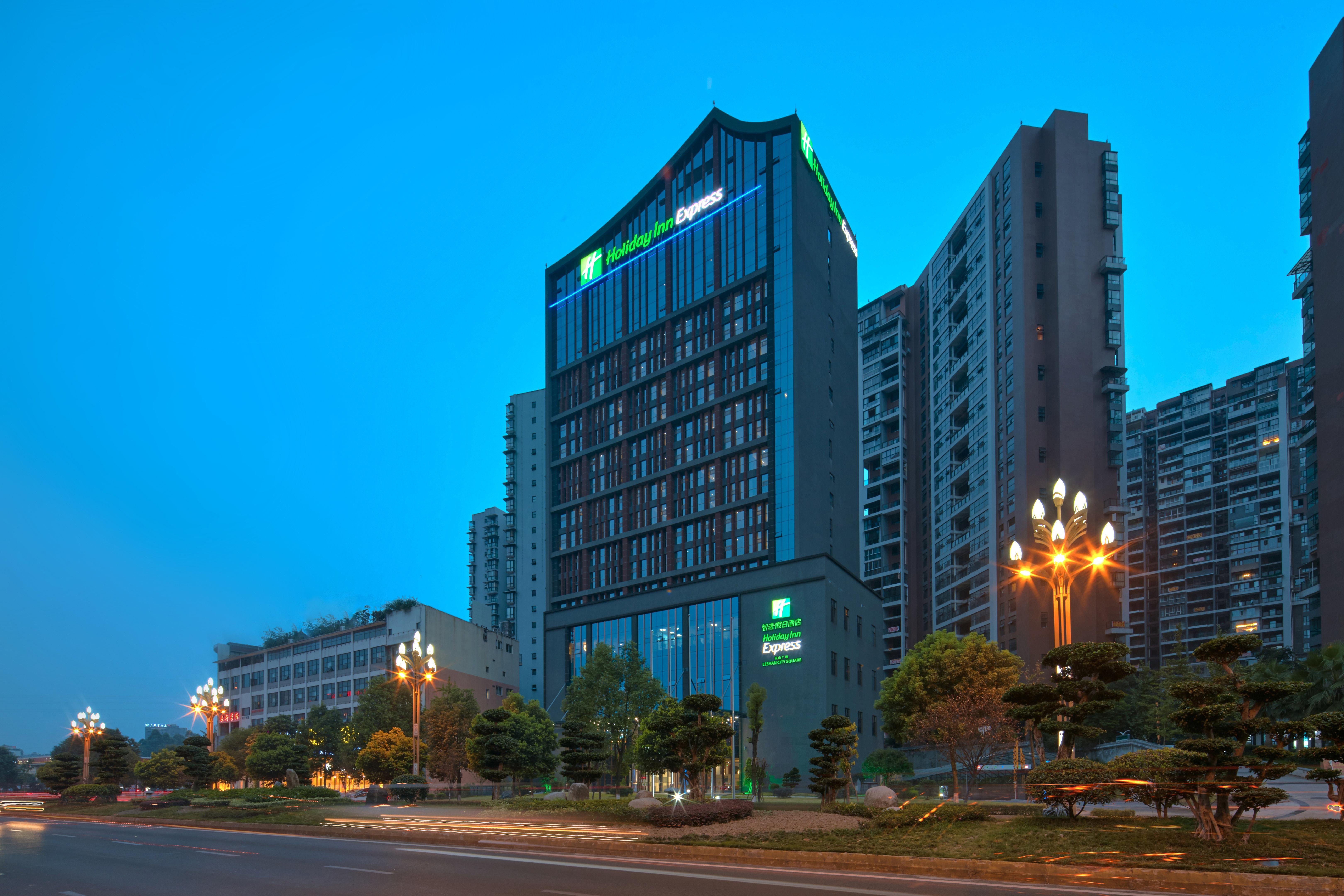 Holiday Inn Express Leshan City Square By Ihg High Speed Rail And Leshan Giant Buddha Екстериор снимка